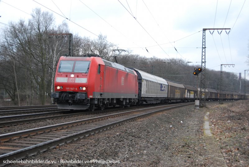 (185 047-8) fhrt mit GZ am 26. Februar 2009 durch Duisburg Neudorf