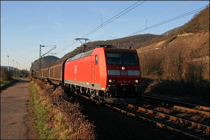 185 047 ist mit einem Schiebewandwagenganzzug am Abend des 09.02.2008 bei Leutesdorf auf der Fahrt gen Sden.