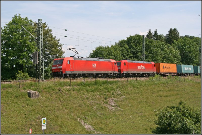 185 050 und 109 bringen einen Containerzug von Salzburg Gnigel Richtung Mnchen.