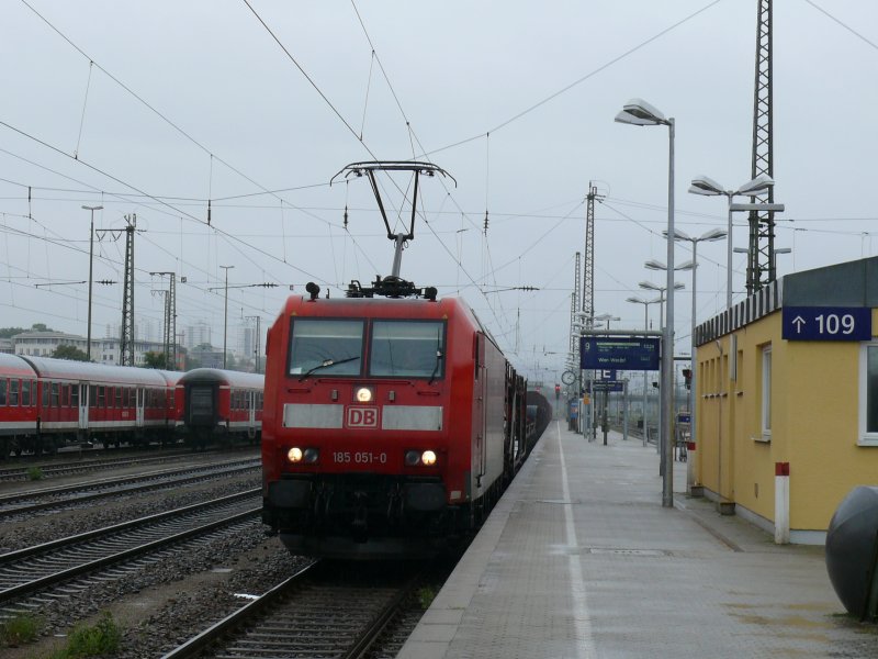 185 051-0 mit einem gemischten Gterzug bei der Durchfahrt durch Regensburg Hbf, 18.07.2009