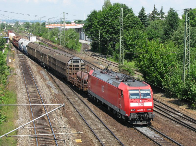 185 051 mit G�terzug am 10.6.2008 in Obertraubling.