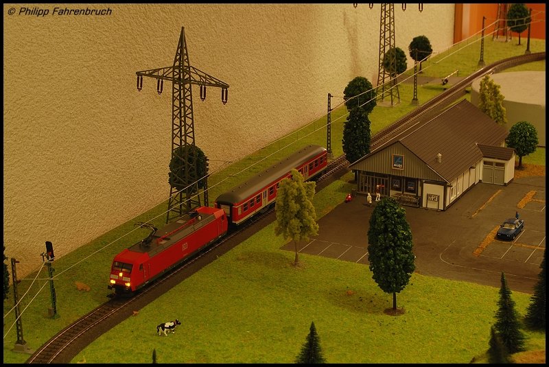 185 052-8 (Mrklin, Art.-Nr. 36850) mit Ersatzzug fr RE 17577 nach Stuttgart Hbf auf meiner Modellbahnanlage.