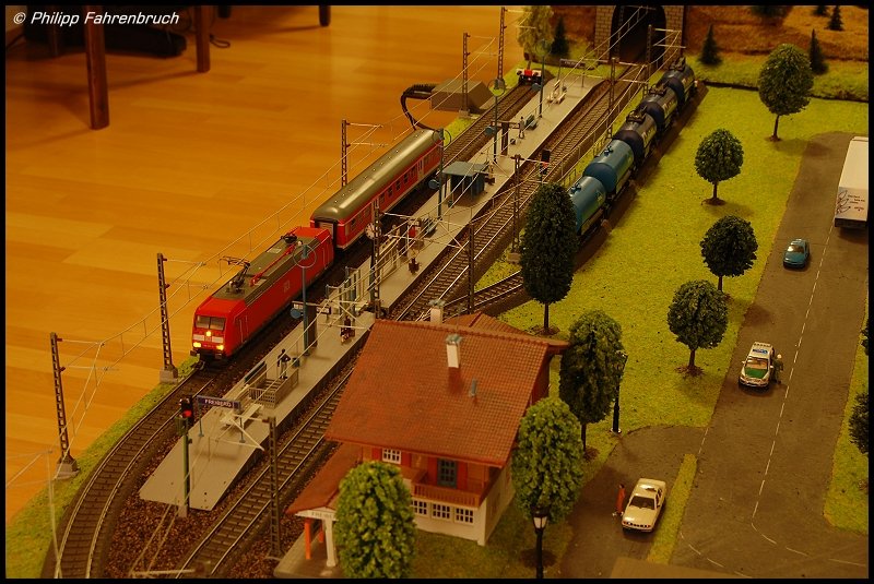 185 052-8 (Mrklin, Art.-Nr. 36850) mit Ersatzzug fr RE 17577 nach Stuttgart Hbf auf Gleis 2 des Bahnhofs Freiberg (Wrtt.) auf meiner Modellbahnanlage.