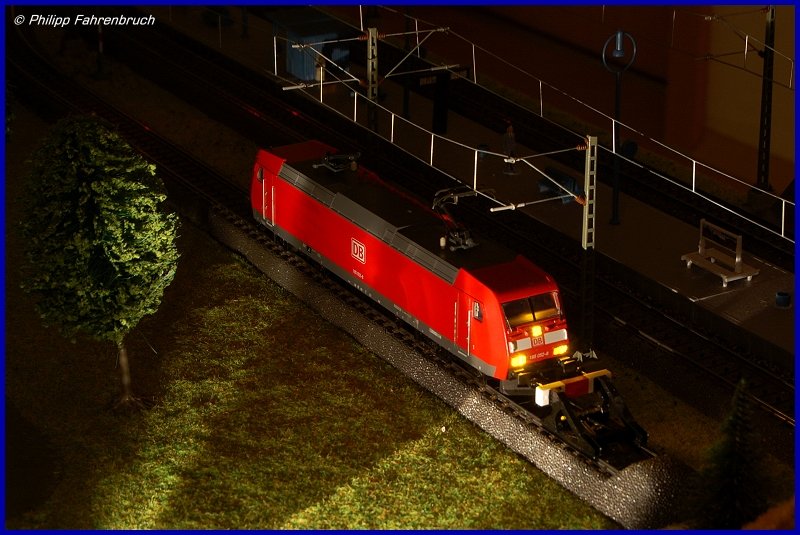 185 052-8 (Mrklin, Art.-Nr. 36850) steht in der Nacht des 24.11.07 im Spotlight auf meiner MoBa.