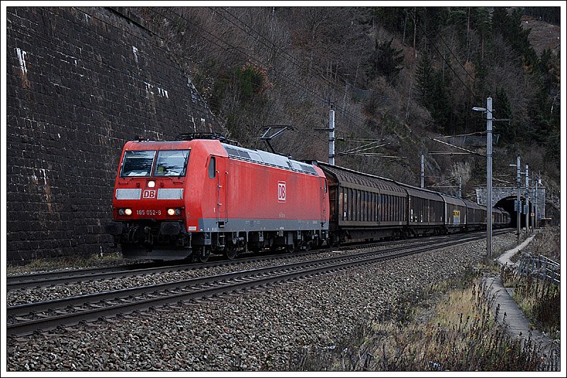 185 052 bespannte am 20.11.2008 den Sappizug 48930. Diese 185er Leistung ist ab Fahrplanwechsel Geschichte. Traktioniert wird 48939/48930 in Zukunft ab/bis Wels von einer Lok der der BR 1116. Die Aufnahme entstand bei der Ausfahrt aus dem Galgenberg-Tunnel zwischen Leoben und St. Michael in der Obersteiermark.