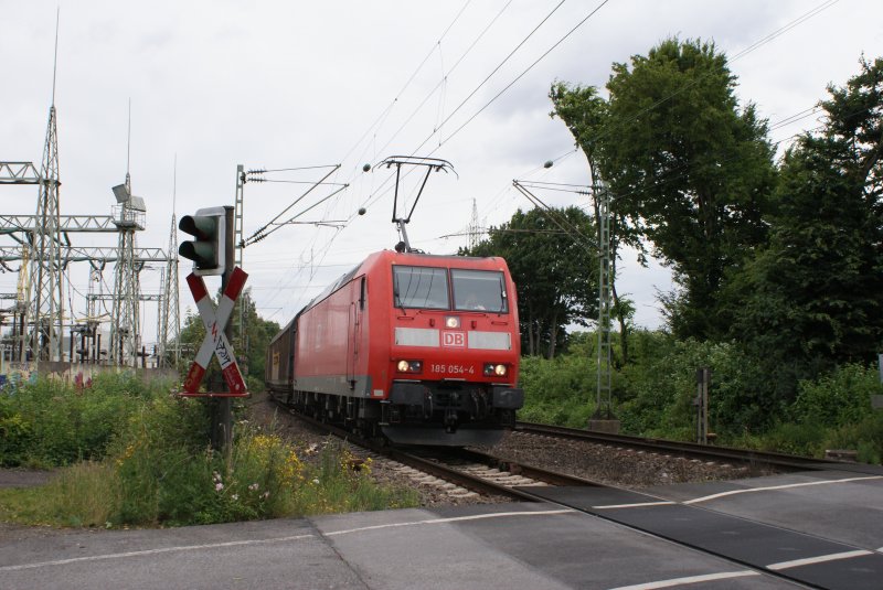 185 054-4 mit dem CSQ 48931 am Km 28,190 in Dsseldorf am 07.07.2008