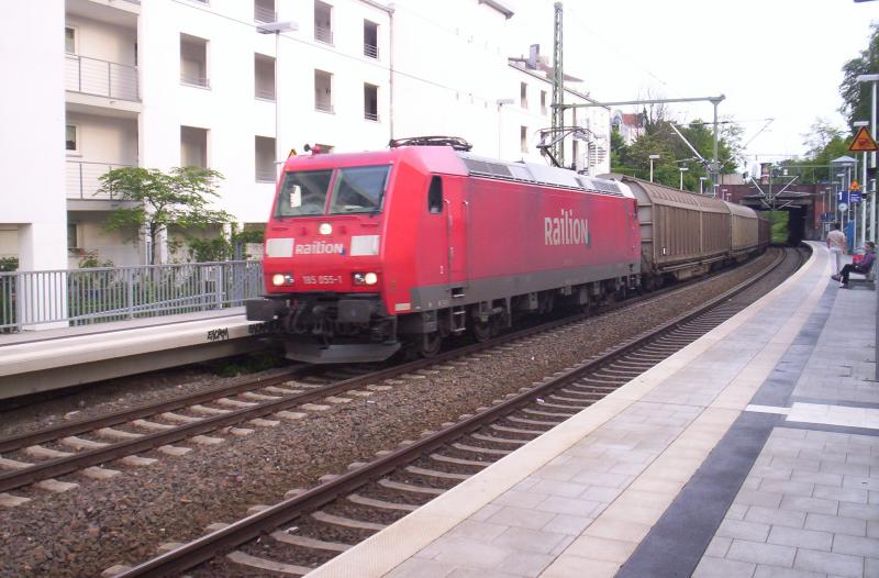 185 055-1 durchfhrt mit mit einem Gterzug Richtung Aachen West den Neunbaubahnhof von Aachen Schanz. 20.05.2005