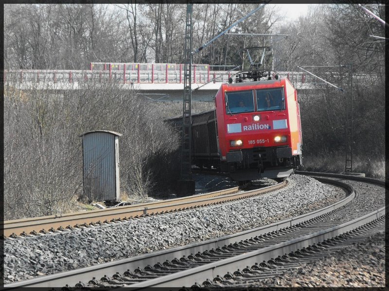 185-055 im Streiflicht neben einer Fernsprechbude.(KBS 880,21.03.2009)