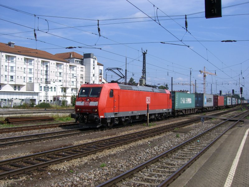 185 056 mit einem Containerzug in Regensburg. (14.08.2007)