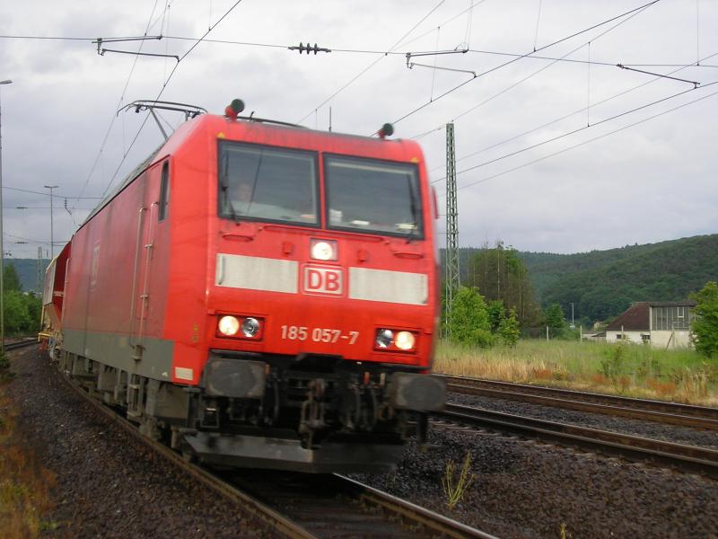 185-057 durchfhrt am Abend des 27.5.06 mit einem Gterzug den Bahnhof Lohr am Main in Richtung Aschaffenburg.