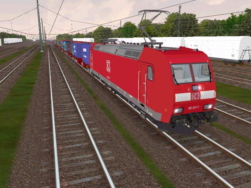 185 057 mit Containerzug nach Berlin in Rostock Seehafen.