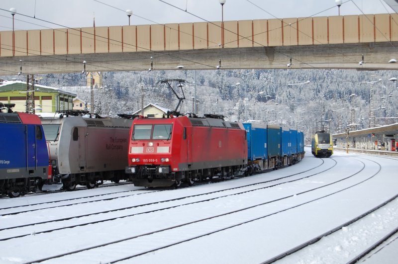 185 058-5 steht neben einer 185 von TXLogistigs und einer 482 der SBB Cargo, in Hintergrund steht noch die ES 64 U2-034.
Kufstein, 13.2.2009