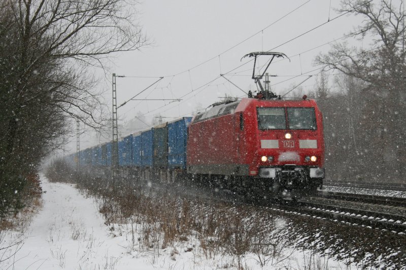 185 058 mit einem Gterzug, aufgenommen bei heftigem Schneefall am 13.02.2009 in Haar (bei Mnchen).