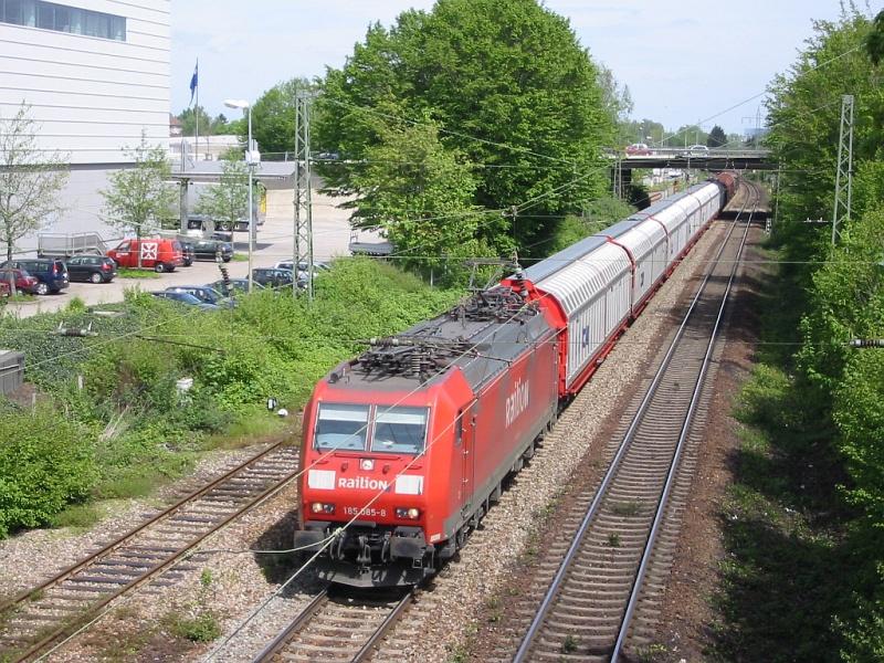 185 058 mit Railion-Logo fhrt am 28.04.2005 mit einem Gterzug aus Richtung Mannheim kommend durch Karlsruhe.
