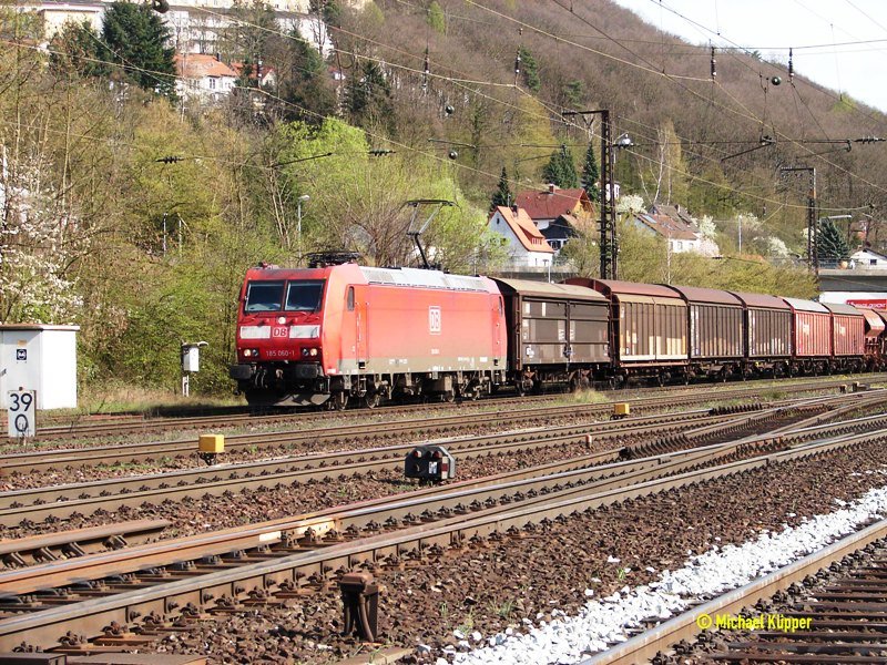 185 060-1 kommt am 06.04.2007 aus Richtung Wrzburg und fhrt weiter Richtung Fulda ber Jossa. Hier vor Einfahrt Gemnden.