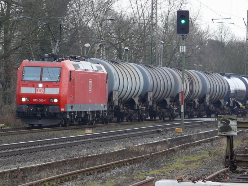 185 060-1 mit Kesselwagenzug in Ratingen-Lintorf am 11.2.2009