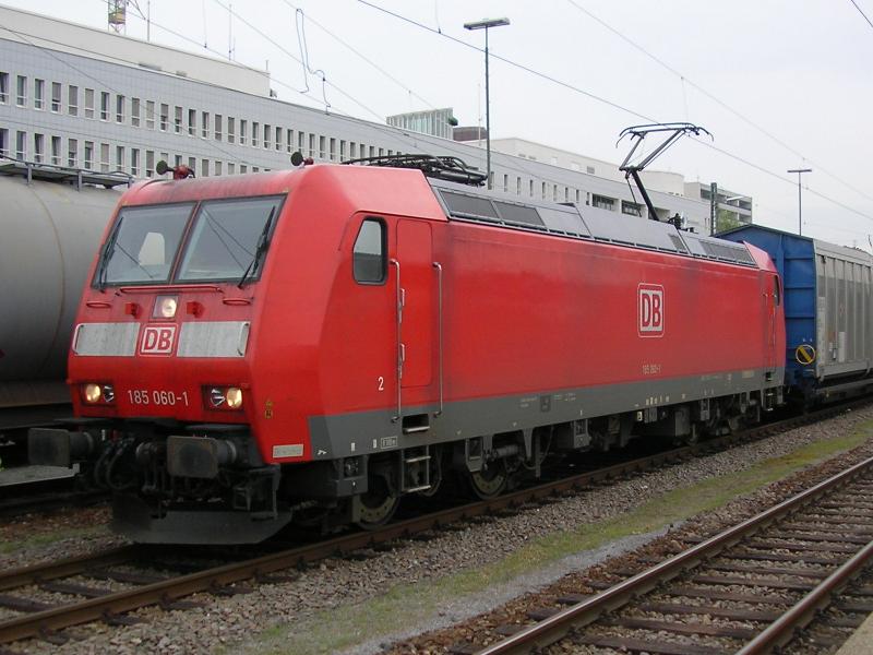 185-060 wartete am 18.5.06 mit ihrem Daimlerzug Sindelfingen - Rastatt in Pforzheim auf die berholung durch einen RegionalExpress.