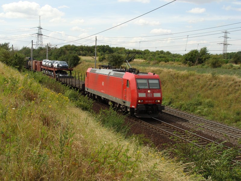 185 062-7 mit einem gemischten Gterzug aus Richtung Braunschweig kommend am Stadtrand von Magdeburg. Fotografiert am 30.07.2009.