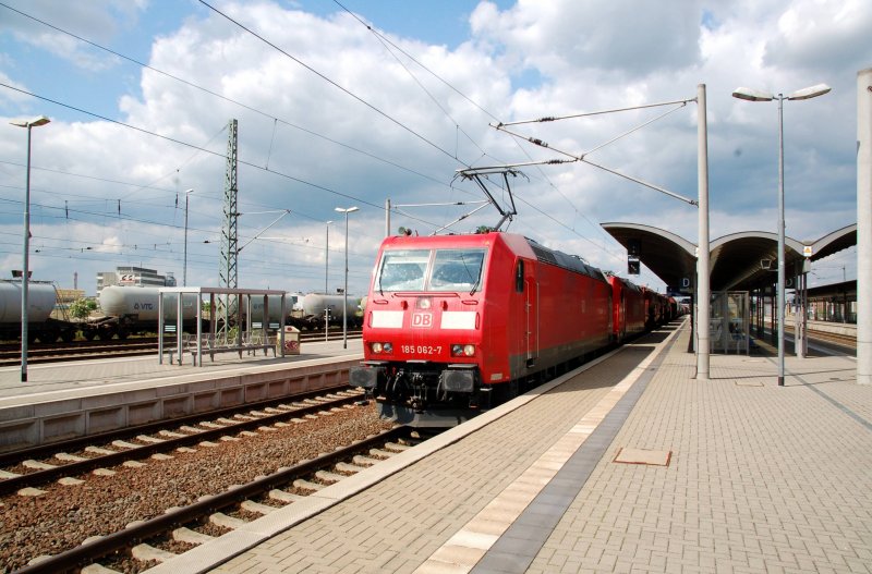 185 062 und eine weitere abgebgelte BR 185 durchfahren mit einem Gterzug Bitterfeld Richtung Leipzig/Halle(S).