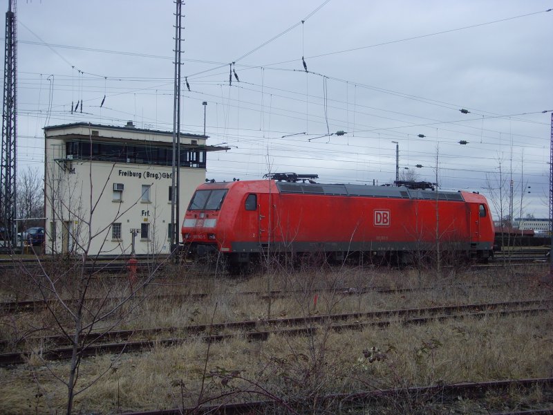 185 063-5 steht abgebgelt im Freiburger Gterbahnhof. Im Hintergrund ist das Stellwerk des Gbf zu sehen. 09.02.09