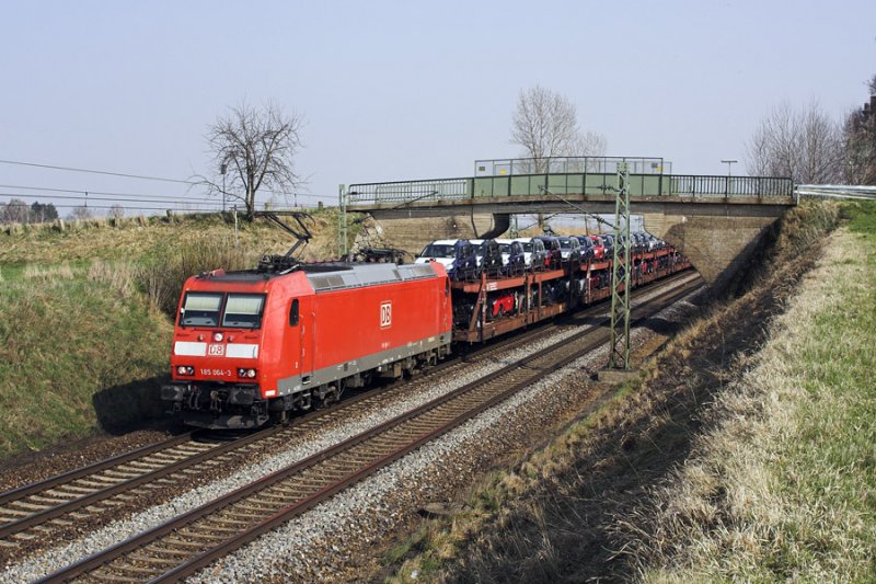 185 064 mit Gterzug hat gerade den ehemaligen Bahnhof Taimering durchfahren.
