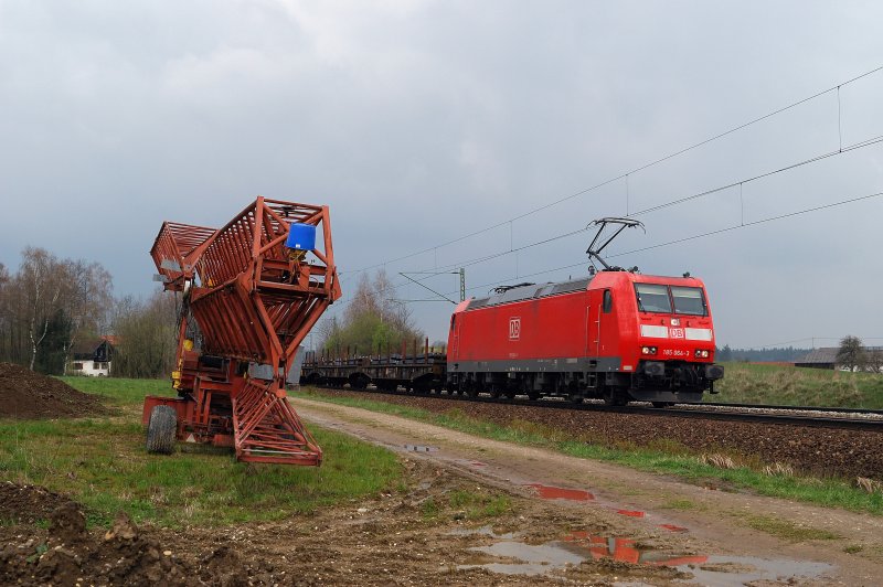 185 064 mit Stahlbrammenzug vor Ostermnchen (16.04.2008)