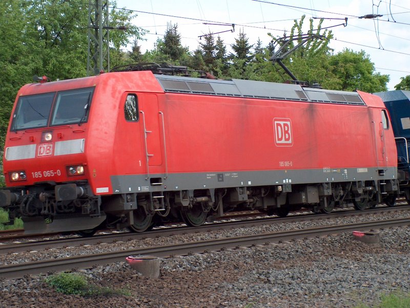 185 065-0 mit einem Kohlezug bei Fulda am 08.05.2009