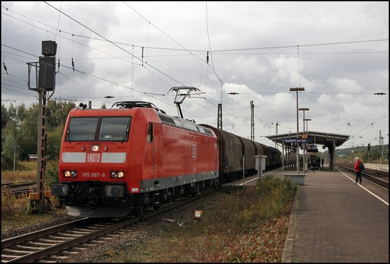 185 067 trgt einen groen  DB-Keks  an der Seite und durchfhrt am 04.10.2008 den Bahnhof Haltern am See mit einem gemischten Gterzug in Richtung Kste.
