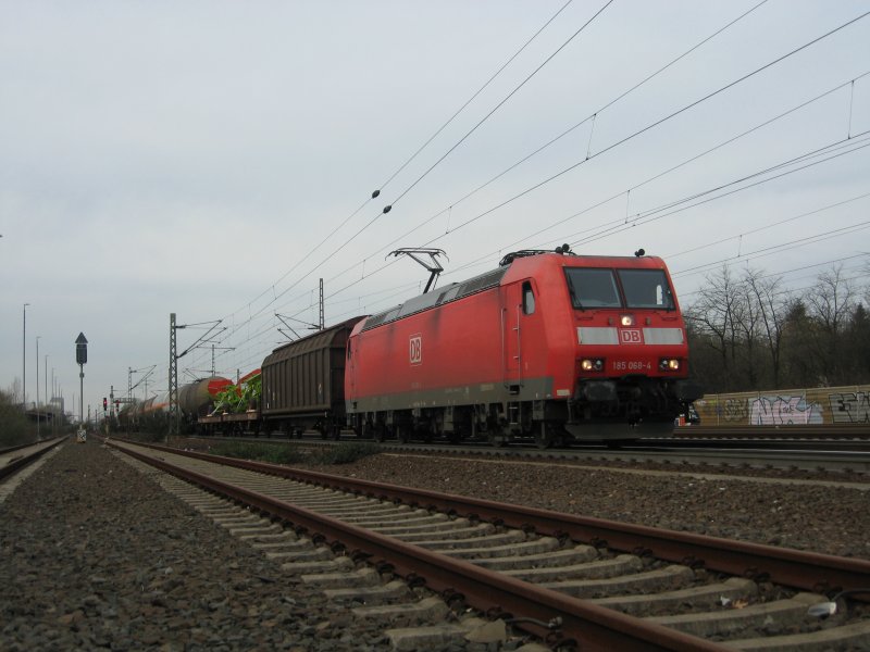 185 068 ist am 15.03.2008 bei Porz(Rhein) mit einem Gterzug Richtung Sden unterwegs. Man beachte die Mhdrescherteile von Claas auf dem 2.Wagen.