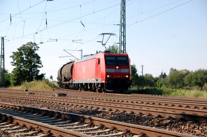 185 069 zieht am 27.07.09 einen Kesselwagenzug aus Richtung Cottbus kommend durch Priestewitz Richtung Dresden.