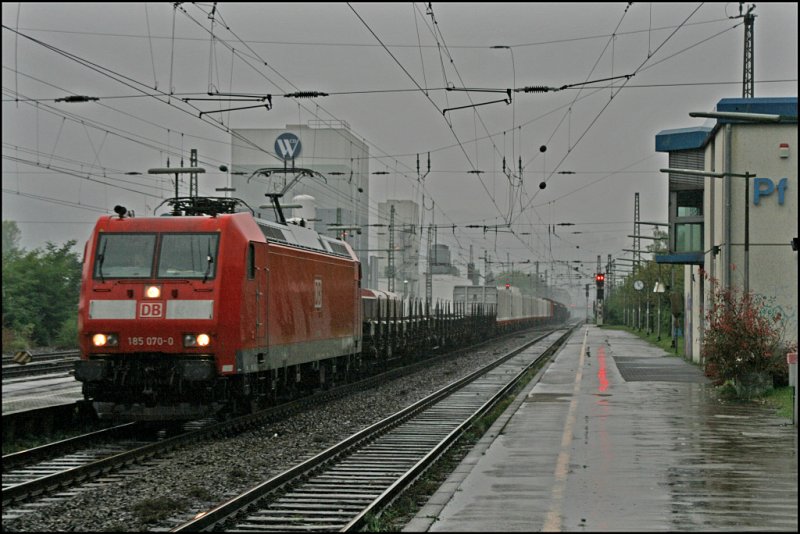 185 070 durchfhrt mit einem Gterzug nach Kreuztal den Bahnhof Plettenberg.
