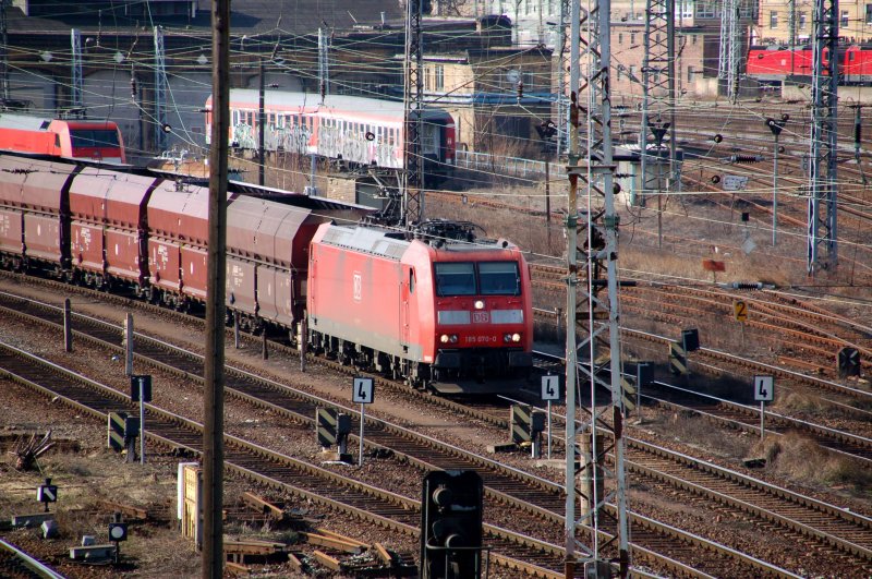 185 070 steht am 21.03.09 mit ihrem leeren Kohlenzug im Rbf Halle(S) zur Abfahrt bereit.