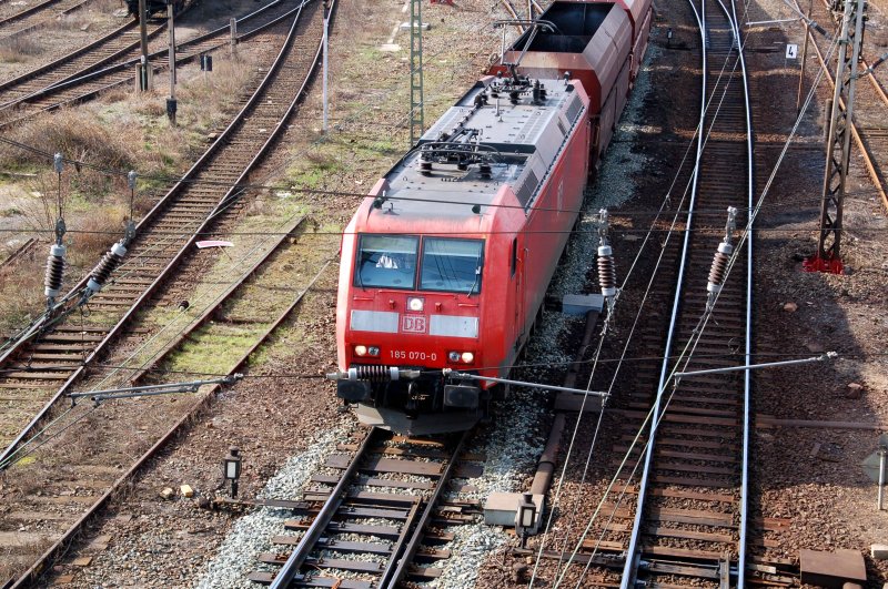 185 070 verl�sst am 21.03.09 den Rbf Halle(S). Das Video gibts demn�chst bei bahnvideo.