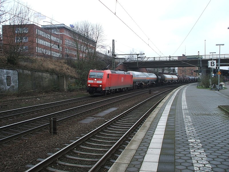 185 071 mit Kesselwagenzug aus Hohe Schaar kommend am 26.02.2008 durch HH-Harburg