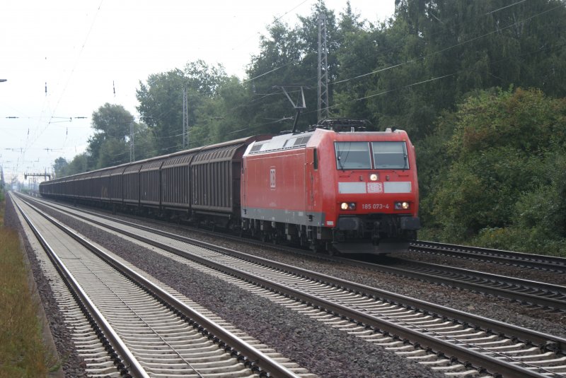 185 073-4 mit einem Gz fuhr am 05.09.2009 in Richtung Wunstorf.Fotografiert am S-Bahnhof Dedensen/Gmmer.Sehr schn zu sehen das nicht mehr so ganz neue DB Symbol an der 185.