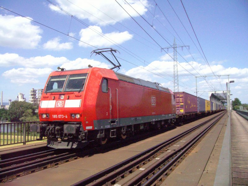 185 073 fhrt im Juni 2008 bei Mainz ber den Rhein in Richtung Bingen.