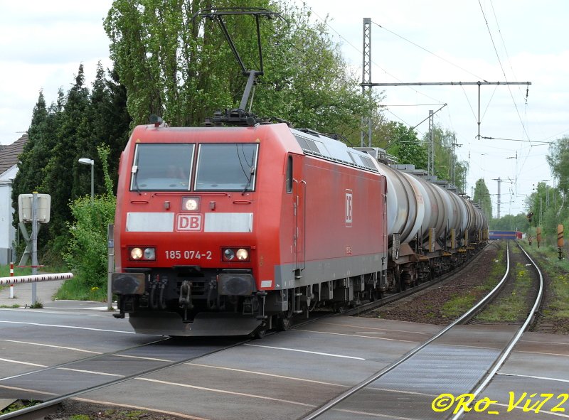 185 074-2 mit Tankwagen-GZ. Bochum-NOKIA. 30.04.2008.