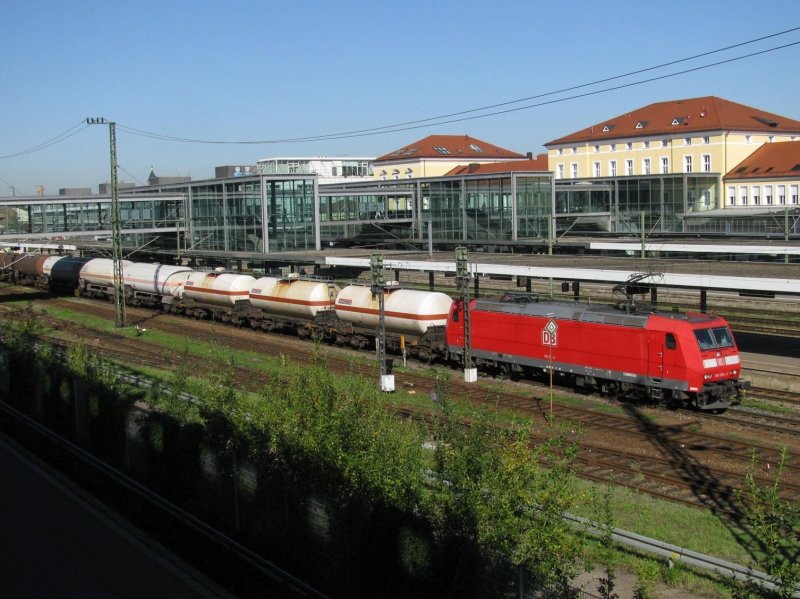 185 074 mit einem Kesselwagenzug am 9.9.2008 in Regensburg.