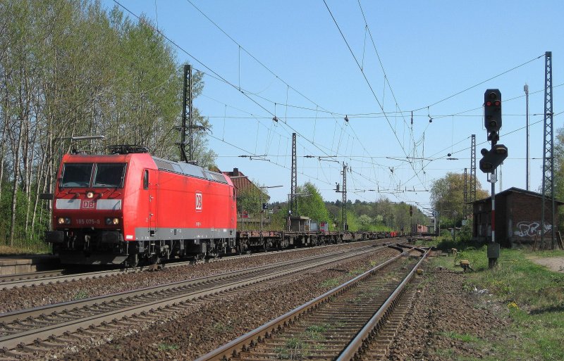 185 075-9 durchfhrt mit einem recht langen Containerzug aus Hannover kommend Radbruch Richtung Hamburg-Waltershof. Aufgenommen am 18.04.09.