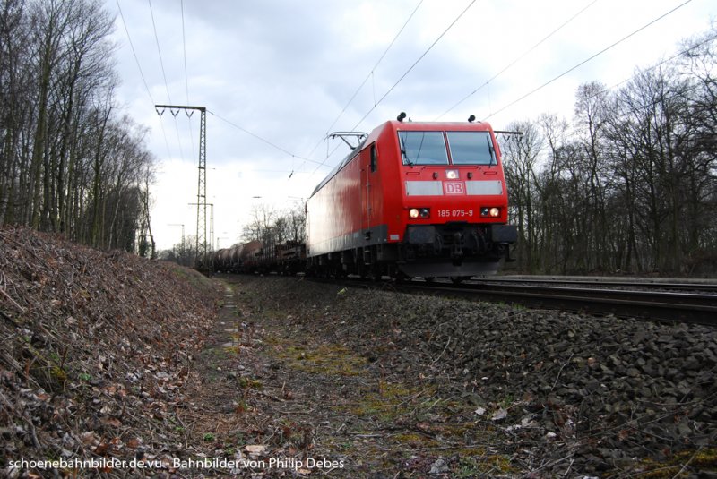 185 075-9 f�hrt am 27. M�rz 2009 mit gemischtem GZ durch Duisburg Neudorf