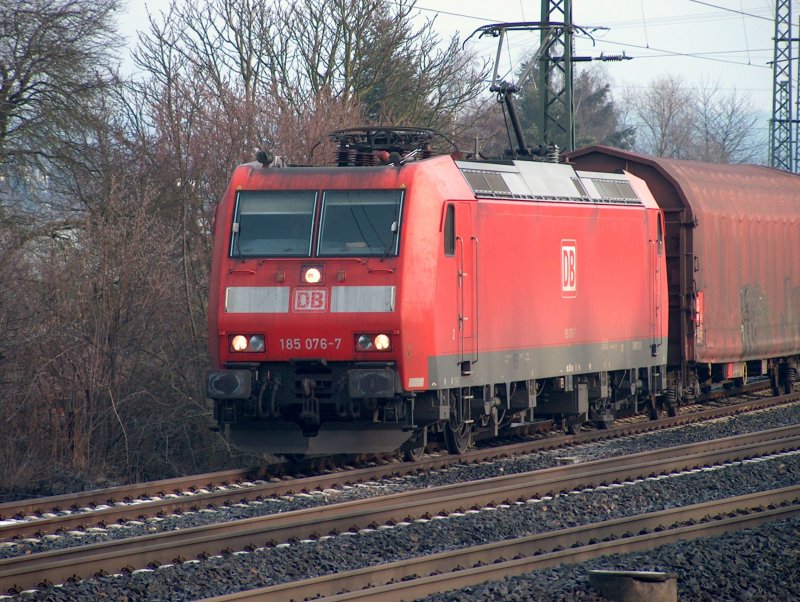 185 076-7 mit ihrem Gz bei Fulda Richtung Sden am 21.01.2009