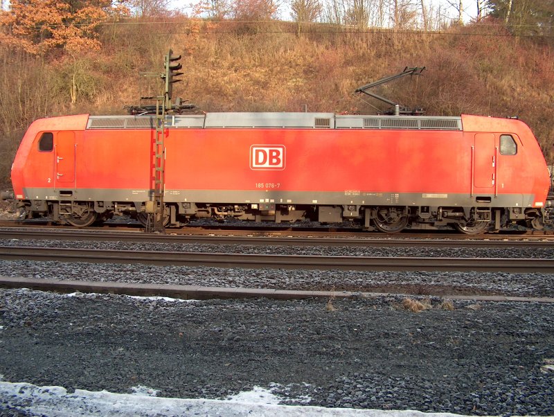 185 076-7 steht bei Fulda an einem roten Signal am 21.01.09