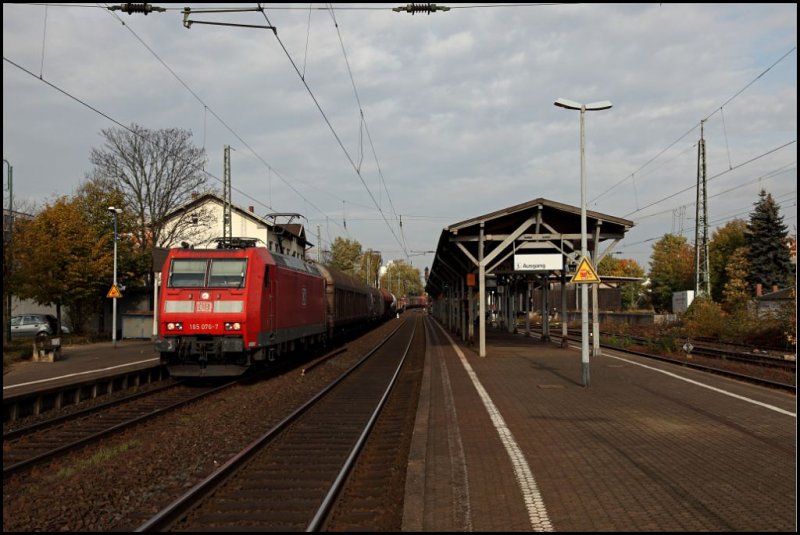 185 076 (9180 6185 076-7 D-DB) hat einen langen gemischten Gterzug am Haken. (24.10.2009)
