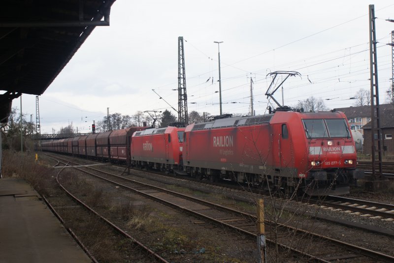 185 077-5 mit 185 189-1 in Doppeltraktion bei der Einfahrt in den Seelzer Rangierbahnhof am 28.03.2009