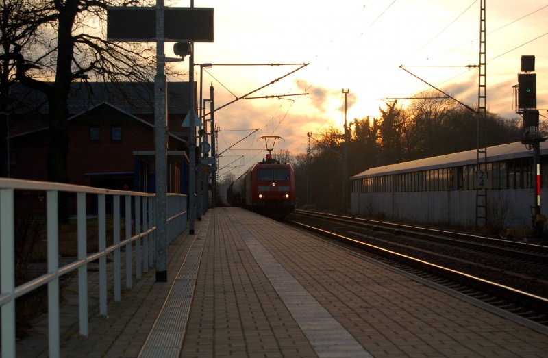 185 078 nhert sich mit einem Gterzug dem Bahnhof Burgkemnitz am 28.11.08. Die Fahrt ging Richtung Berlin.