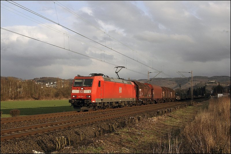 185 079 bringt leere Coiltransporter zurck ins Ruhrgebiet und konnte dank Wolkenlcke im Abendlicht des 27.03.2009 bei Hohenlimburg abgelichtet werden. Gru an den Tf;-)
