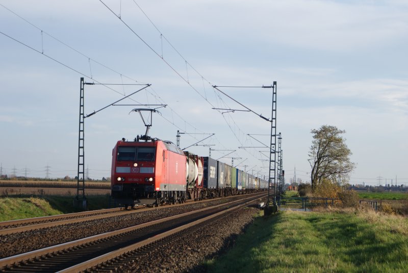 185 082-5 mit Containerzug in Neuss Allerheiligen am 8. November 2008