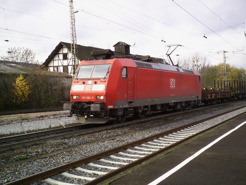 185 082-5 mit gem. Gterzug in Kreiensen. Oktober 2006.