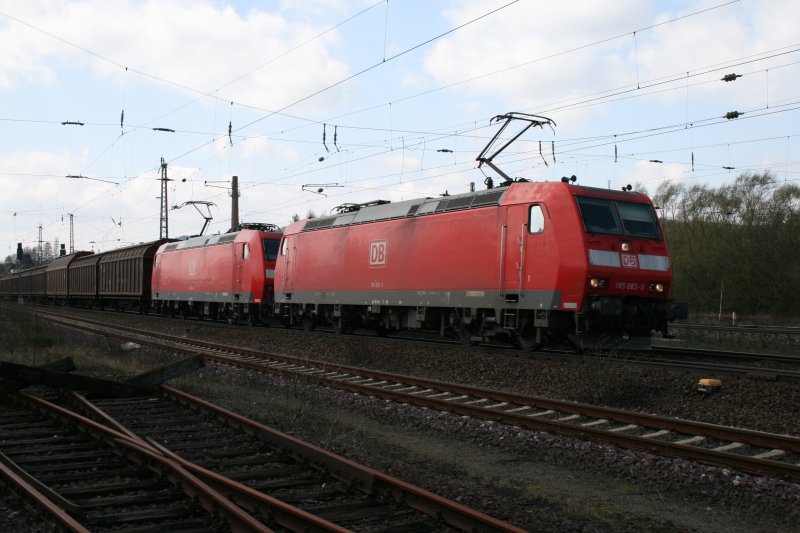 185 083-3 und 185 071-8 bei der Ausfahrt aus dem Bahnhof Eichenberg am 12.04.2008.
