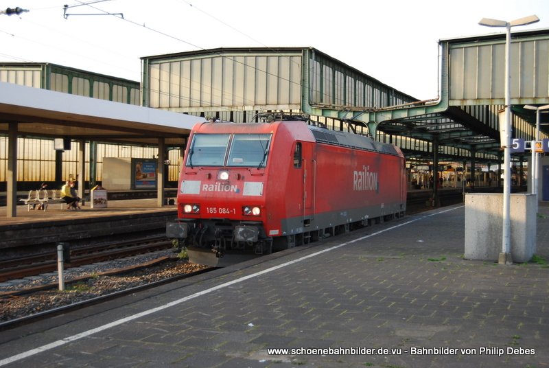 185 084-1 durchfhrt am 3. April 2009 um 18:39 Duisburg Hbf auf Gleis 5